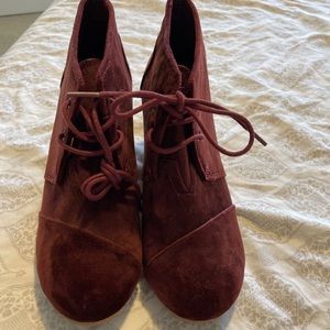Burgundy Toms wedge booties